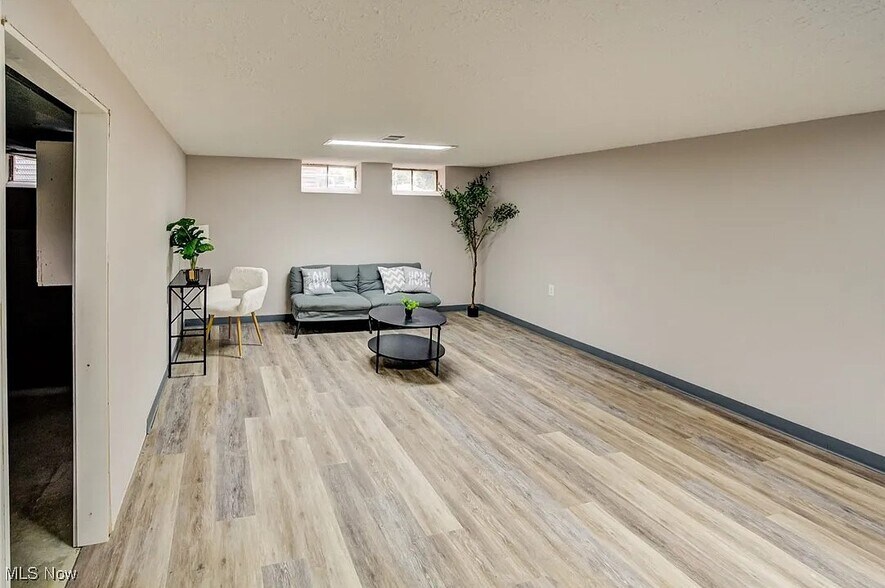 Building Photo - 38109 Poplar Dr