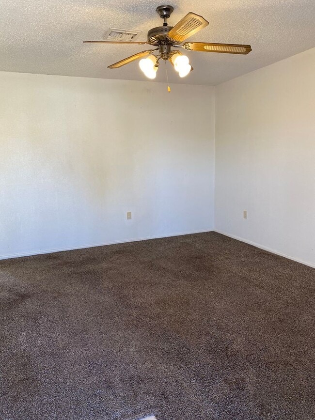 Building Photo - Great Starter Home