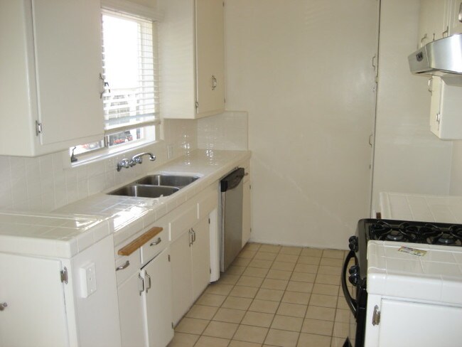 Building Photo - 402 Montana Ave in Santa Monica - 4 blocks to the beach!