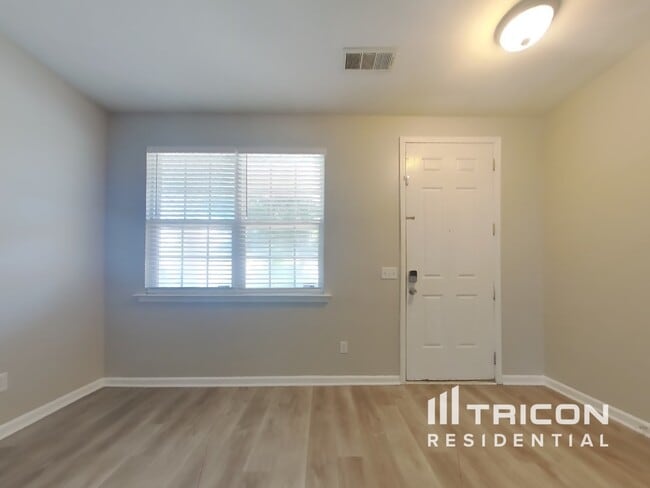 Building Photo - 383 Roseglen Dr NW