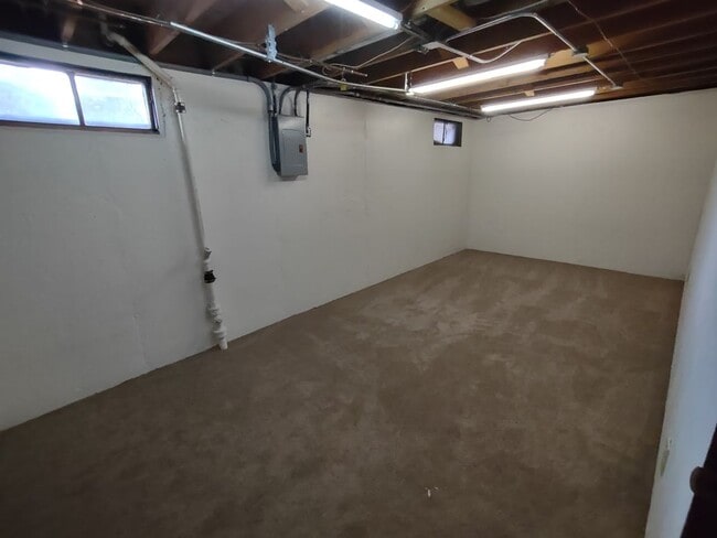 Building Photo - ALL PROSPECTIVE TENANTS MUST SUBMIT A $58 ...