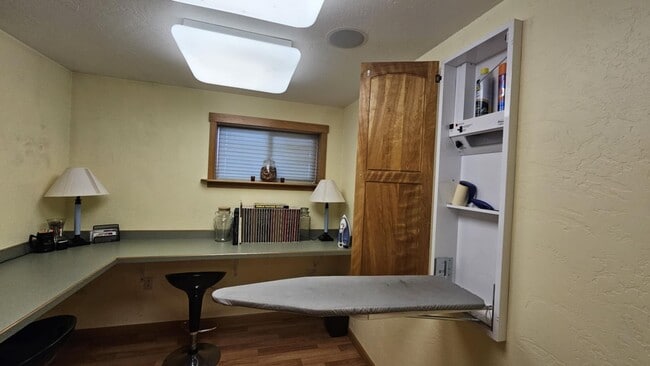 Building Photo - Losleben- House with large yard fully furnished Available Nov 1st - May 31st