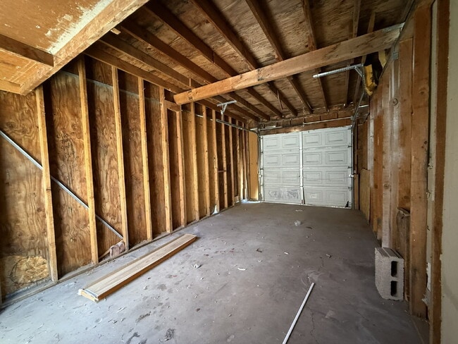 Building Photo - 2 bed 1 bath with a garage BHCRENT.COM