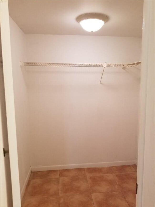 Building Photo - 430 Commodore Dr