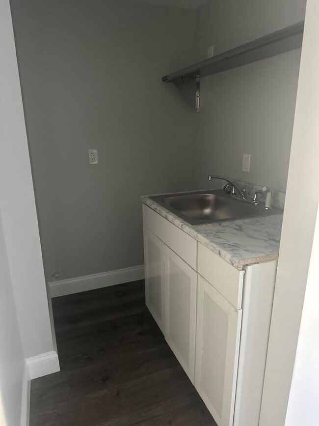 Building Photo - "610" on Congress St: New Studio Apt. 1BA $1500.00 Heat & H20 included available 3/15/26!