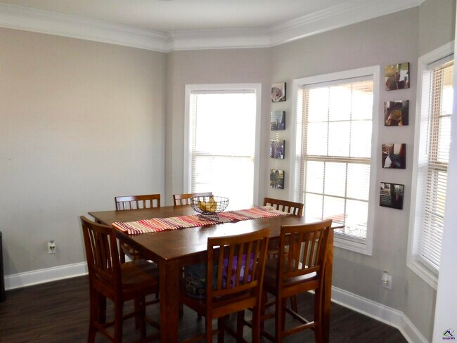 Building Photo - 201 Deven Ct