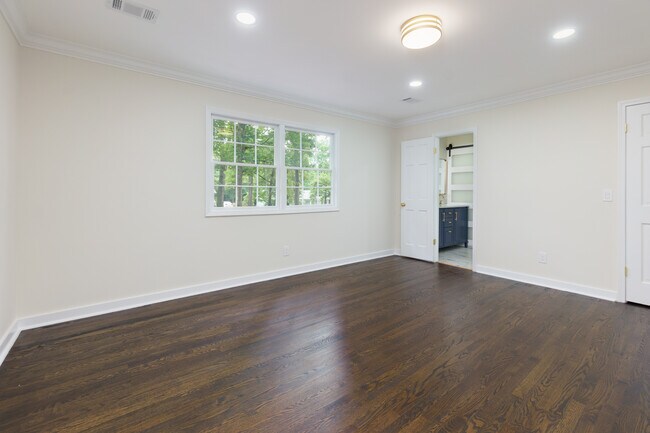Building Photo - 280 E Valley Dr
