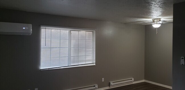 Building Photo - 2 bedroom 1 bath apartment