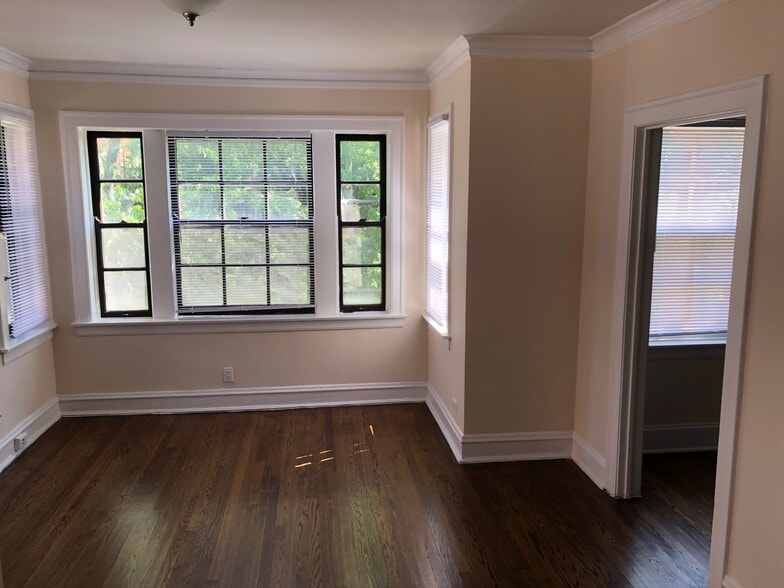 Building Photo - 1716 W Albion Ave