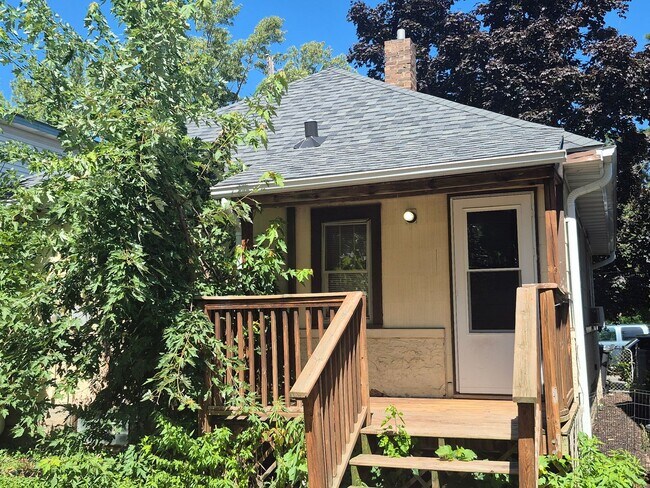 Building Photo - Single Family Home located south of Como Park! Apply TODAY!