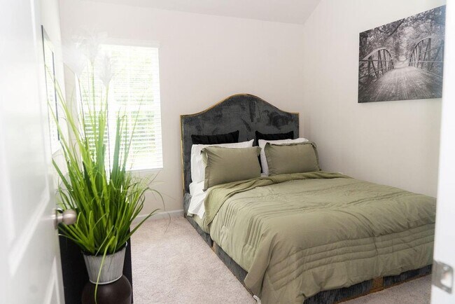 Building Photo - 585 River Gdns Dr