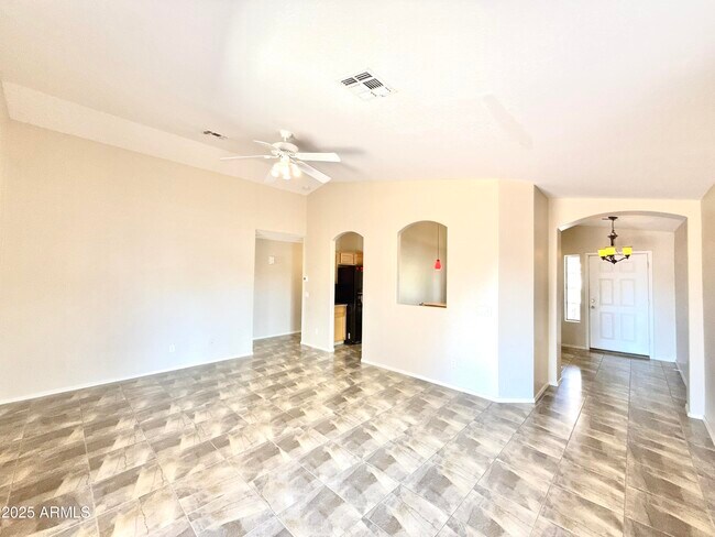 Building Photo - 13221 W Lisbon Ln