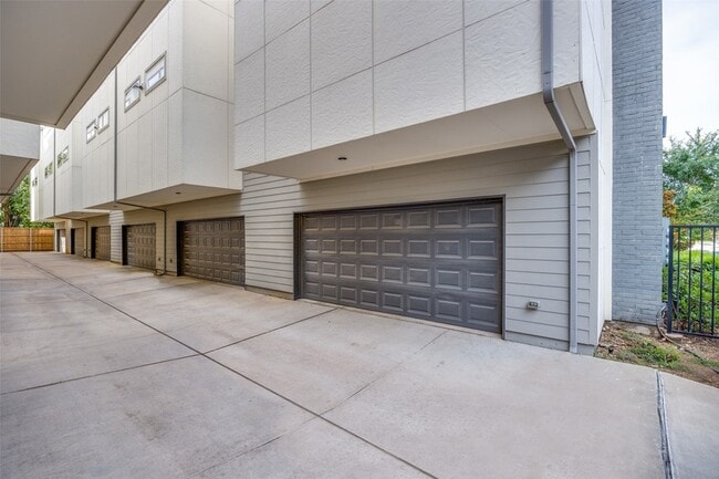 Building Photo - 4222 Roseland Ave