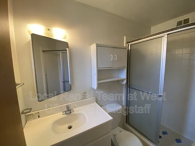 Building Photo - 2830 N Schevene Blvd