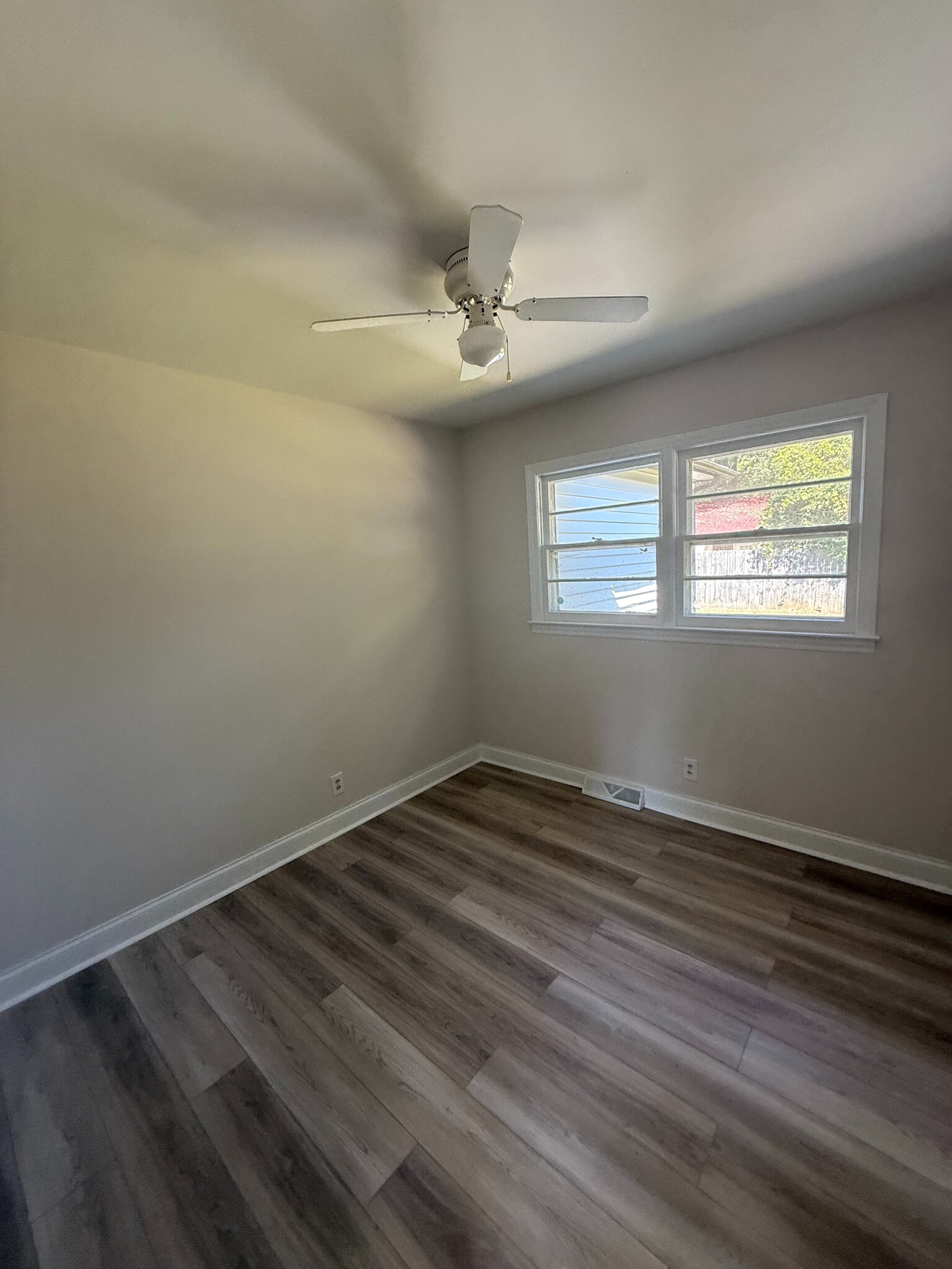 Building Photo - Room in House on Hand Cir