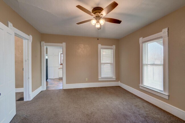 Building Photo - 427 Vernal Ave