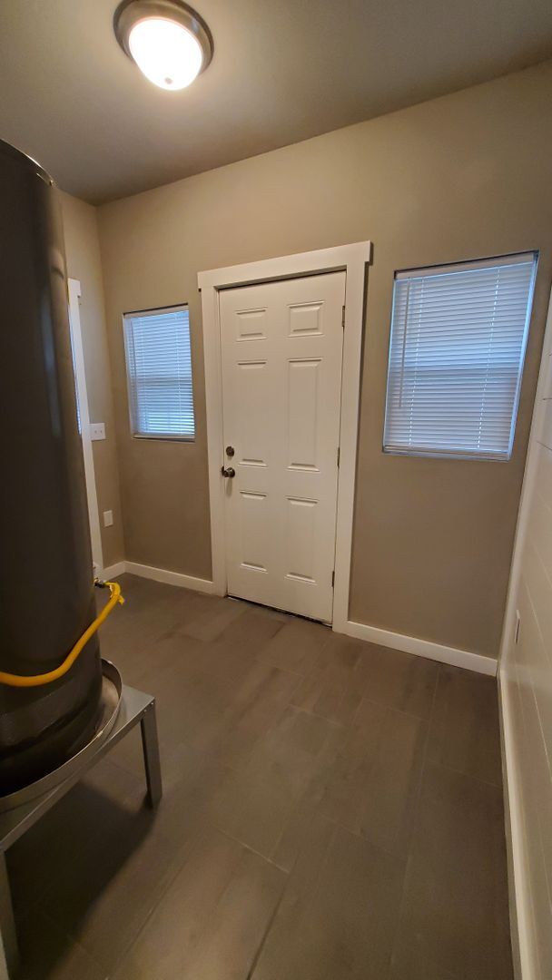 Building Photo - (2) Bed/(1) Bath Available NOW! Updated!