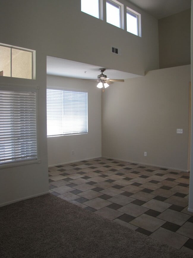 Building Photo - Beautifully upgraded condo in the fantasti...