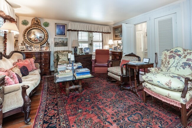 Building Photo - RESIDENTIAL/COMMERCIAL RENTAL - Charming historic home located downtown Opelika! (*Partially Furn...