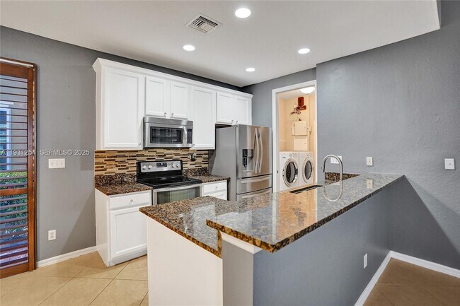 Building Photo - 2057 SE Avon Park Dr