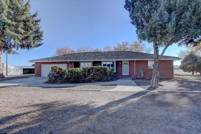 Building Photo - 3 Bedroom 3 Bathroom Home on a 1 Acre Lot