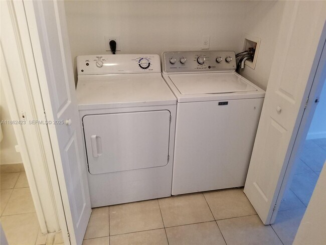 Building Photo - 8070 N Nob Hill Rd