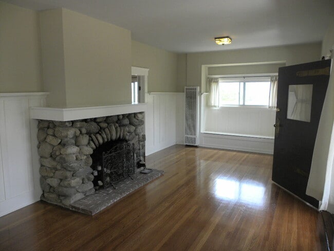 Building Photo - 324 Vista Pl