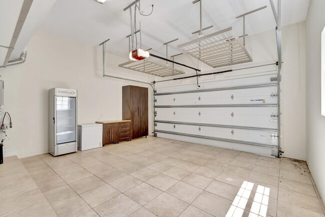 Building Photo - 953 Banyan Dr
