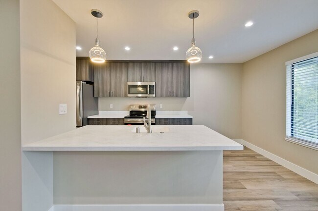 Building Photo - Stunning Modern Almost New Condo, Pets Welcome!