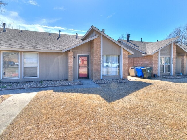 Building Photo - Charming West Norman Duplex