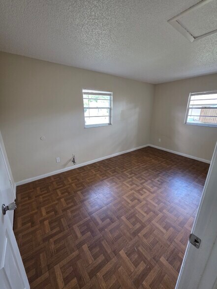 Primary Photo - 5130 SE 29th St