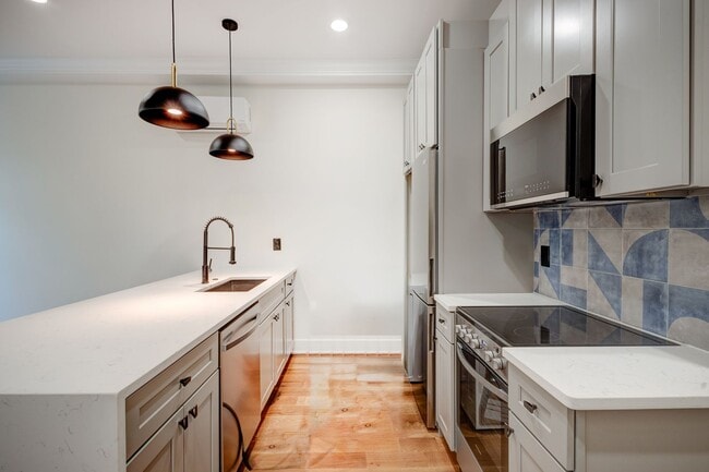 Primary Photo - Spacious & Stylish Studio Apartment on W D...