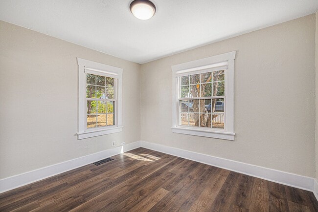 Building Photo - Charming 4Bed/2Bath with Two Huge Backyard
