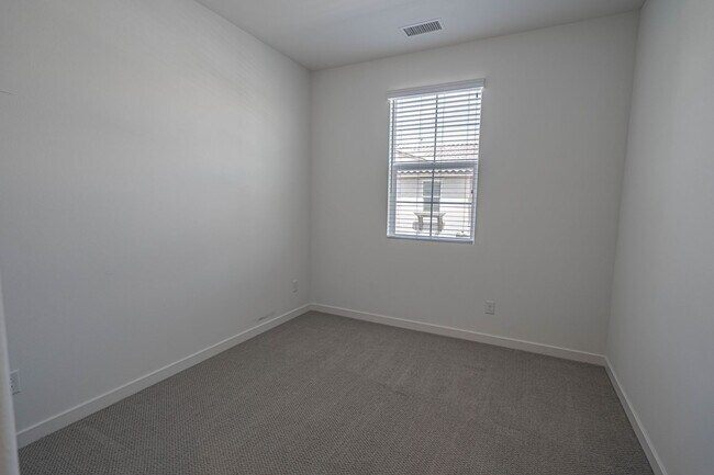 Building Photo - West Creek 3 Bedroom Townhome for Rent in Valencia.