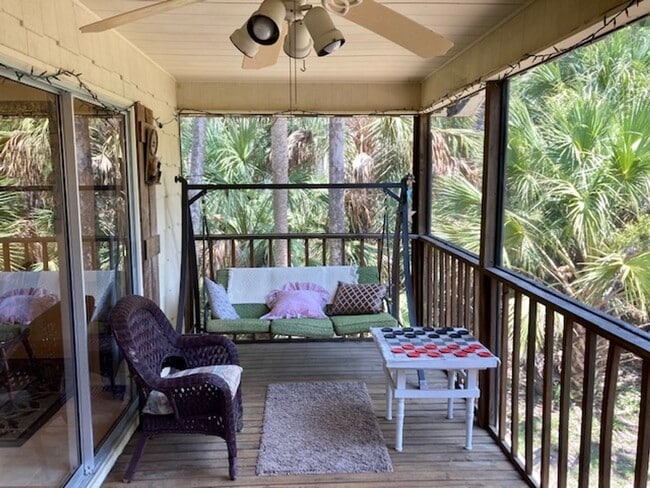 Building Photo - Captains' Lodge Old Homosassa