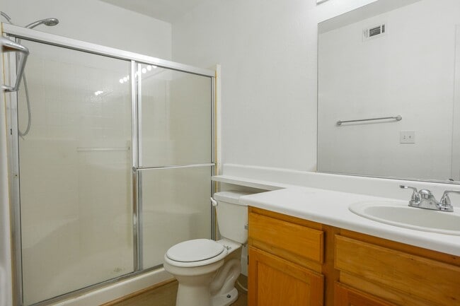 Building Photo - Beautifully Updated 2-Bedroom Condo in a Gated Community