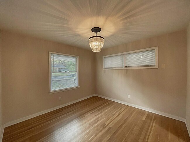 Building Photo - 456 Sharon Dr