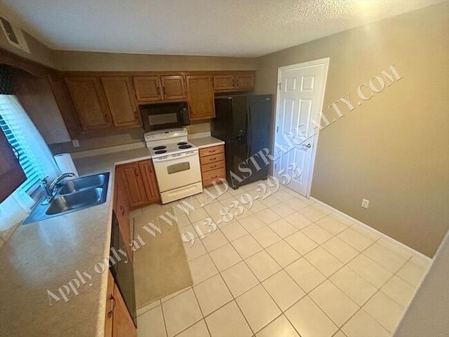 Building Photo - Spacious 2 Bed 2 Bath Ground Floor Unit-Coming SOON!!