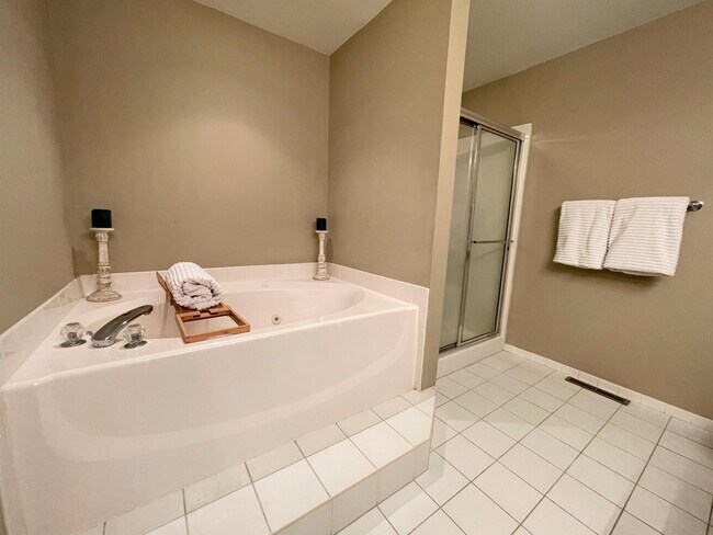 Building Photo - 4085 Waterford Dr