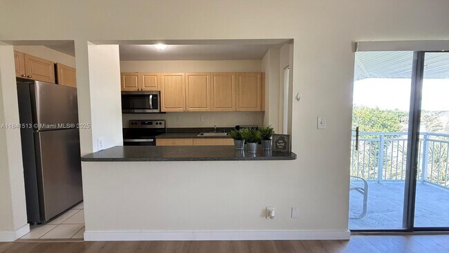 Building Photo - 605 S Pine Island Rd