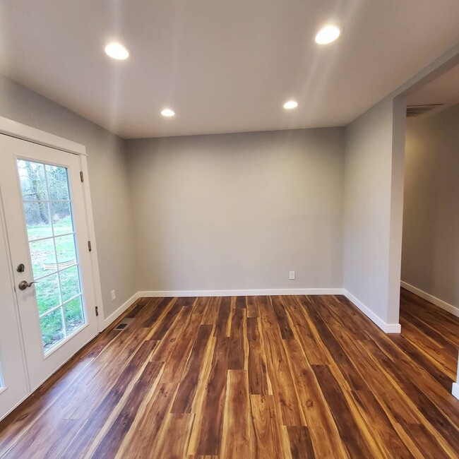 Building Photo - Pet Friendly Single level, 3 bed: 2 bath home with an open yard area and 2 car garage