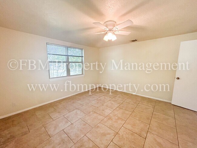 Building Photo - 105 Sunset Cir