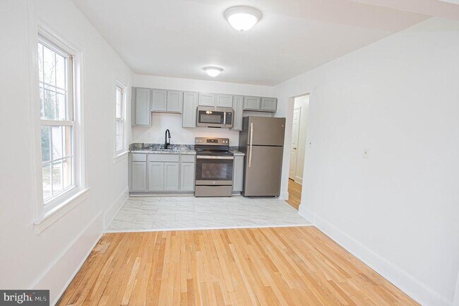 Building Photo - 308 N Division St