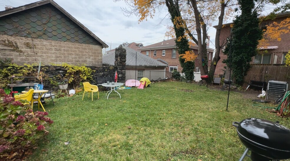 Shared Backyard - 239 Morningside Ave