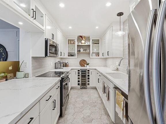 Building Photo - 4444 West Dr