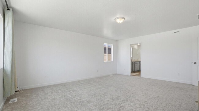 Building Photo - 154 E Parade Ave