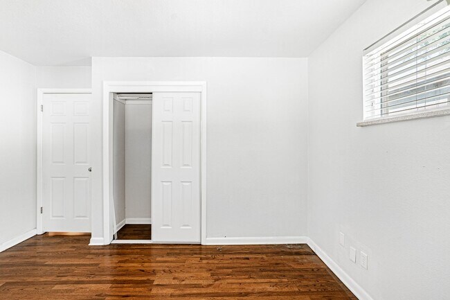 Building Photo - Exceptional 4-Bed, 2-Bath Home in Englewoo...