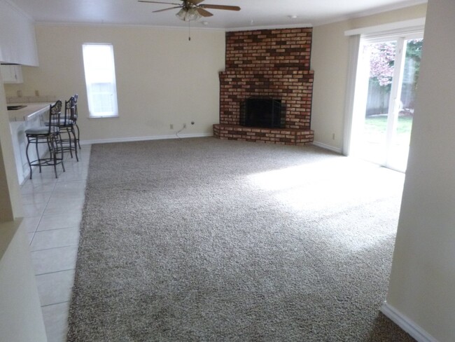 Building Photo - 3 bedroom 2 bath 1635 sq ft home located i...