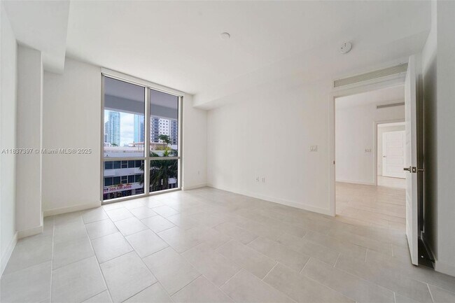 Building Photo - 2150 N Bayshore Dr
