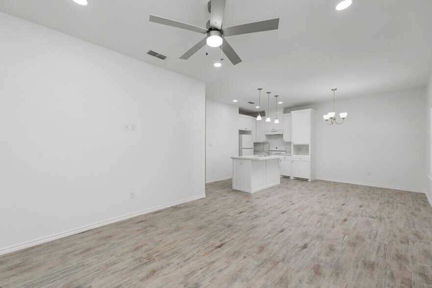 Primary Photo - 2325 N Valley Cir